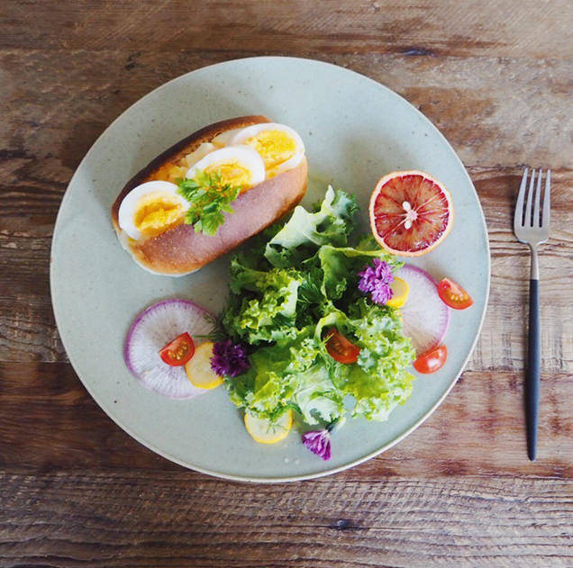 こいずみみゆきさんのお皿とたまごサンド、サラダ