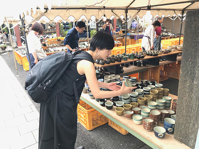 益子陶器市でうつわを選ぶ高山都