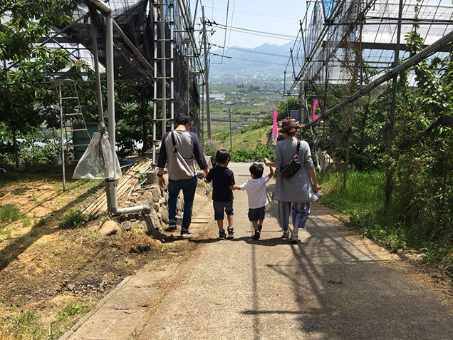 わくわく観光村　家族4人で坂道を下りる