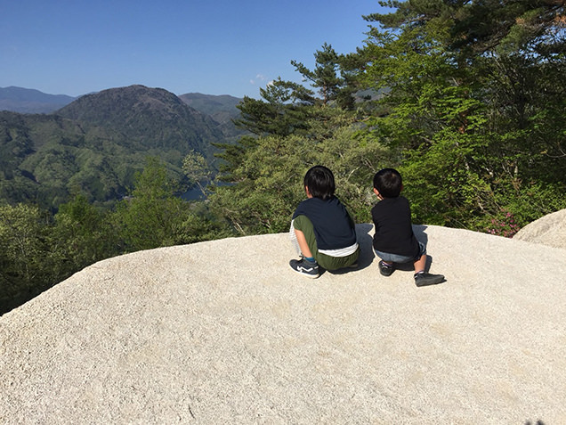 弥三郎岳　一枚岩からの風景と息子たち