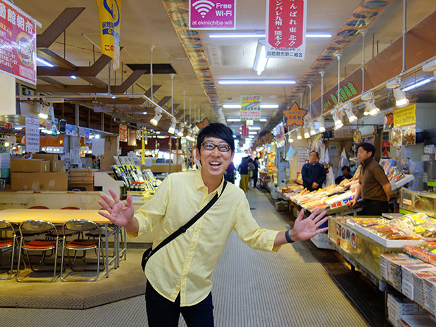 函館朝市を歩く吉川正洋