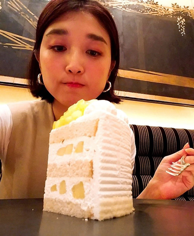 ライターとエクストラスーパーメロンショートケーキ