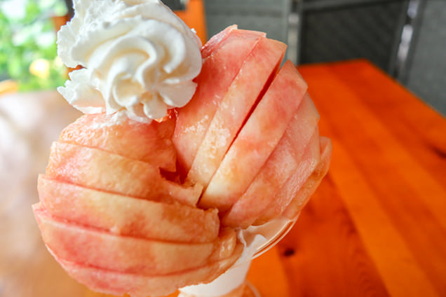 福島「森のガーデン」の桃パフェ