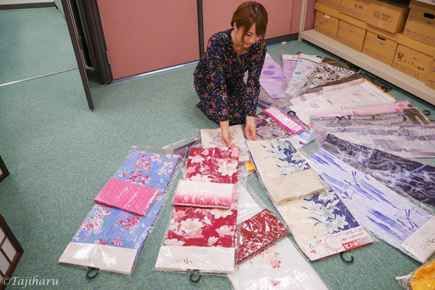 浴衣を選ぶライター