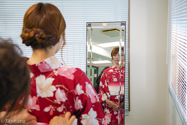 浴衣を着るライター