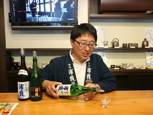 浦霞を注ぐスタッフ