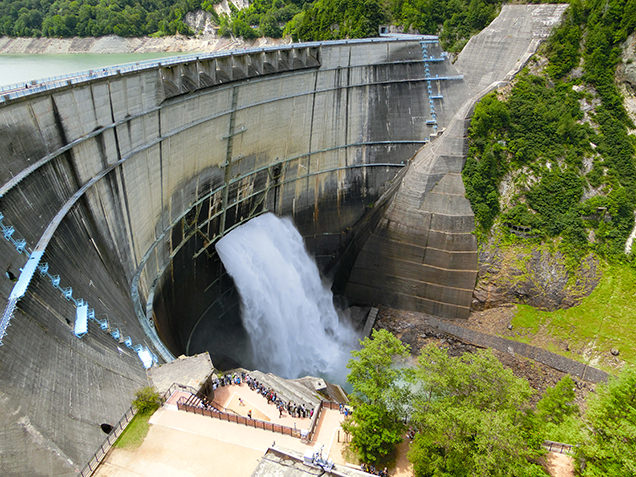黒部ダム　放水