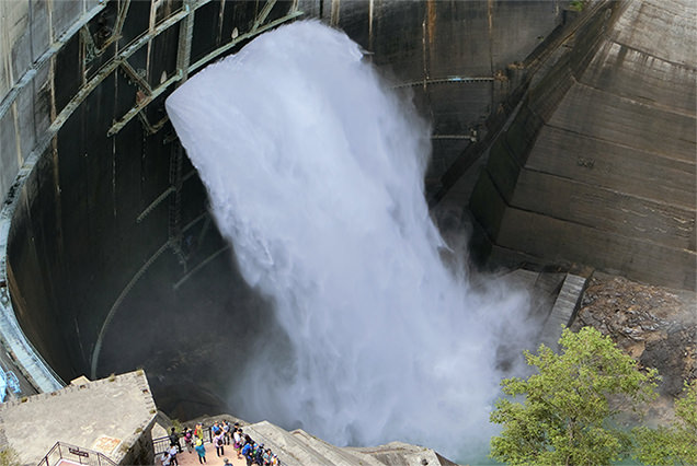 黒部ダム　放水