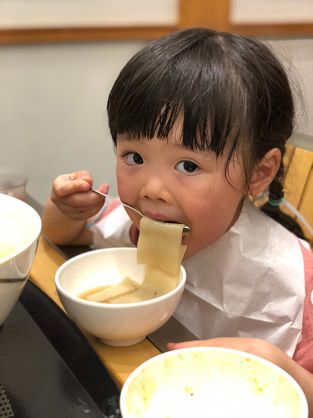 おきりこみを食べる子ども