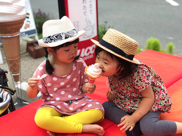 りんごソフトクリームを食べる子ども