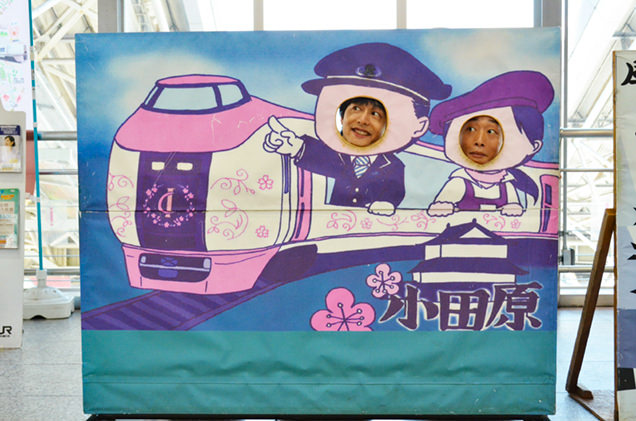 顔はめパネルを楽しむ伊藤裕一と小多田直樹