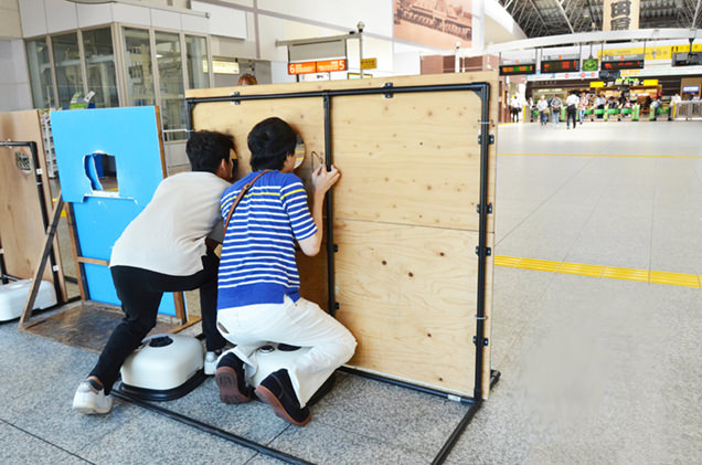 顔はめパネルを楽しむ伊藤裕一と小多田直樹