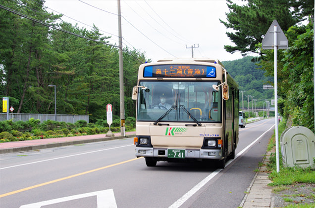 十二湖駅から路線バスに乗って「奥十二湖（青池）」へ