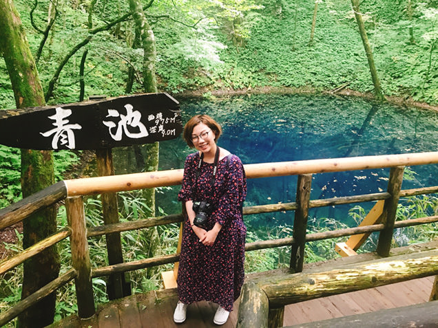 青池をバックに立つ、ライターながち