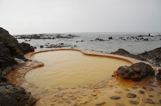 憧れのひょうたん風呂、どんより空模様…！