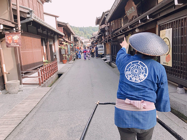 さんまち通りと人力車の女性車夫さん