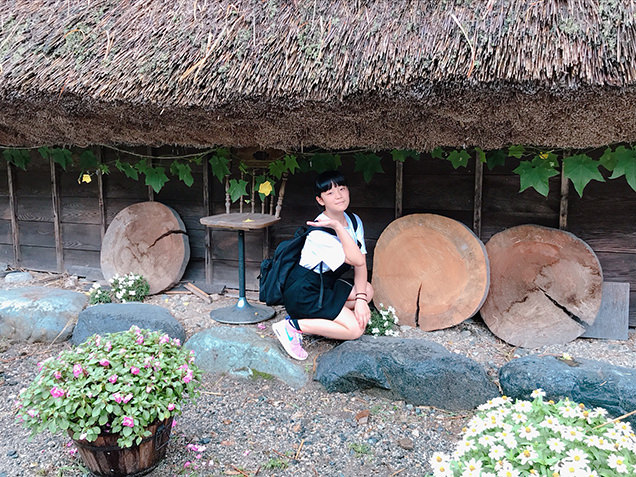 白川郷をバックに写る長女