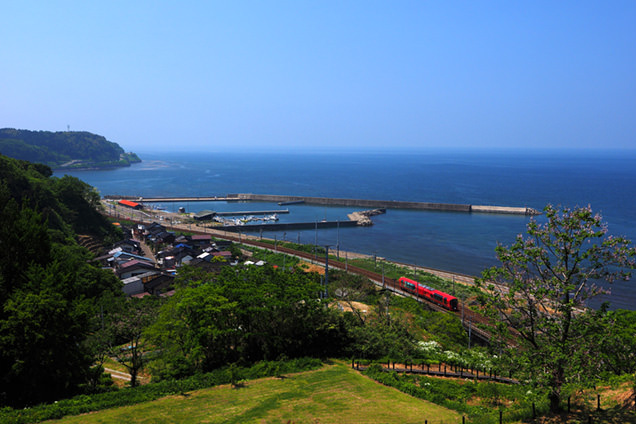 走行中のリゾート列車「雪月花」の車影（写真提供：えちごトキめき鉄道）