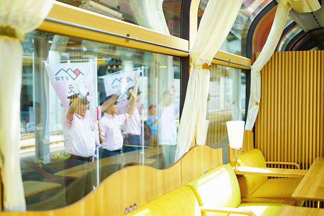 糸魚川駅の駅員さんが手を振ってお見送り