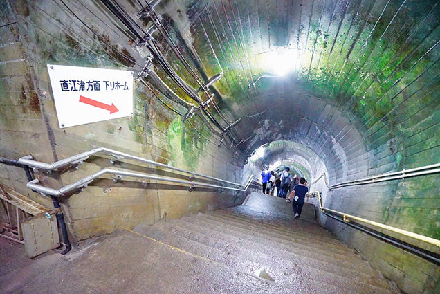 上から見た筒石駅の階段