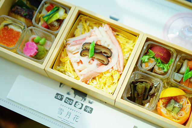 提供される和食の三段重を広げたところ