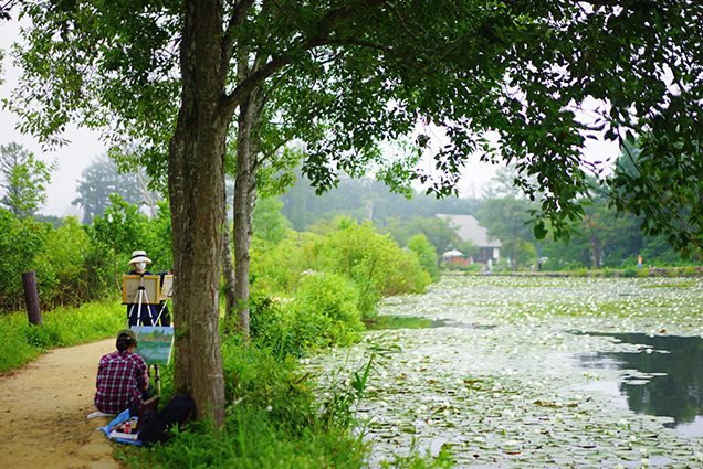 いもり池のほとりで絵を描く人