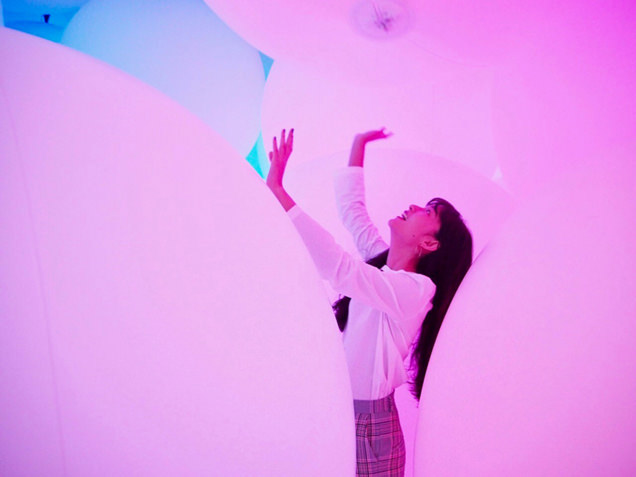 「変容する空間、広がる立体的存在 - 自由浮遊、３色と新しい９色」を体験する阿部朱梨