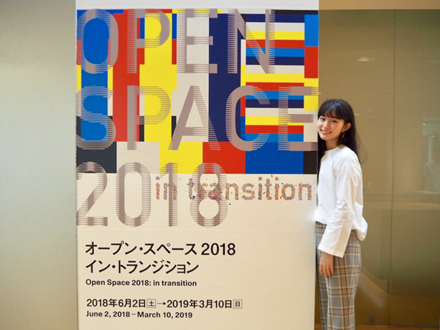 オープン・スペース2018のパネルの横に立つ阿部朱梨