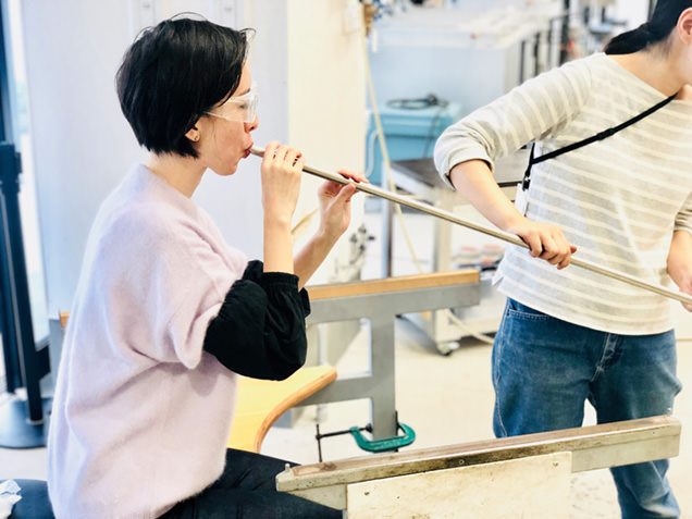 吹きガラス制作体験中の筆者