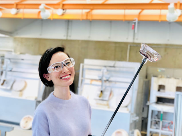 吹きガラス制作体験で器を完成させた筆者