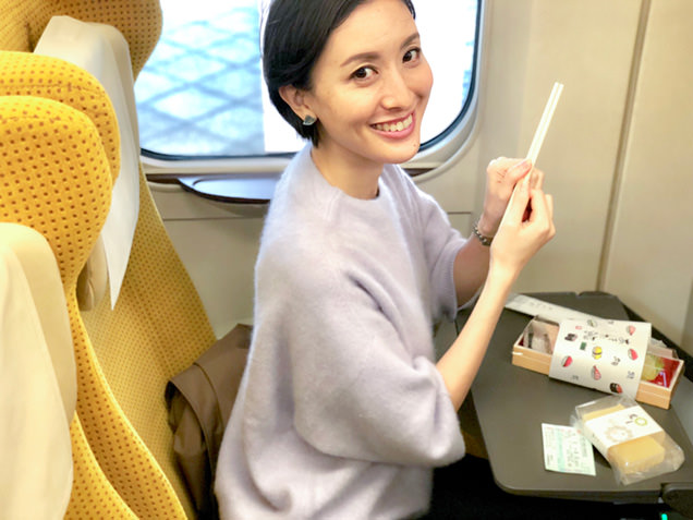 新幹線車中で「あきた鮨」と「バター餅」を食べる筆者