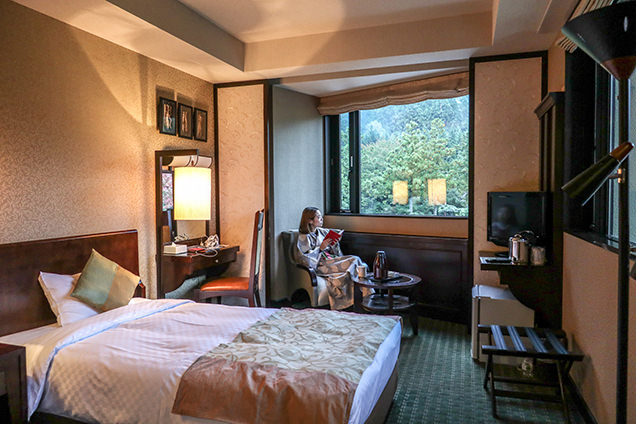 ホテルの部屋でくつろぐ筆者