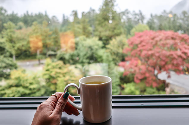 朝、ホテルでコーヒーを持つ筆者の手