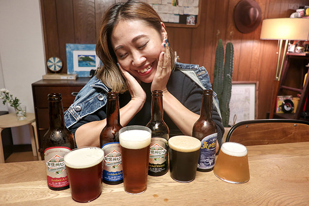 お土産の南信州ビールを飲む筆者