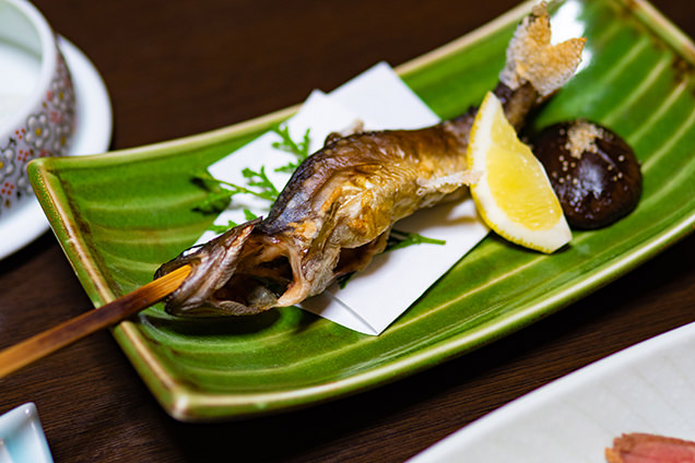 イワナの塩焼き。川魚の素朴な味もまた格別
