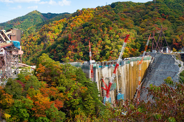 建設中のダムと紅葉。この光景を見られるのは今年だけかも