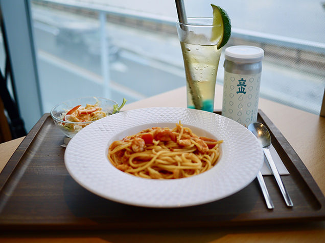 ベニズワイガニと甘えびのトマトクリームパスタとサラトガクーラーとカップ酒