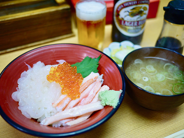 場内食堂の紅白丼