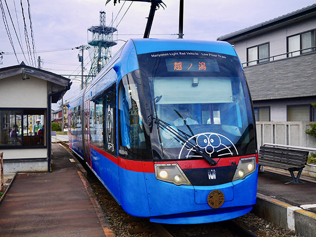 万葉線のドラえもんトラム