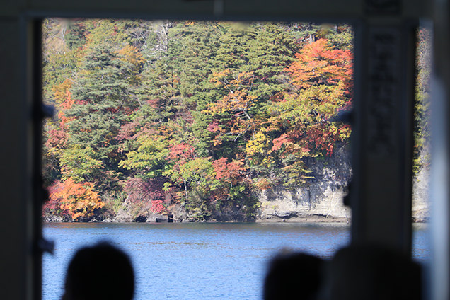 十和田湖遊覧船から見た紅葉