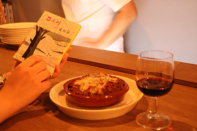 カフェで、青森ゆかりの作家の本を手に取る友人