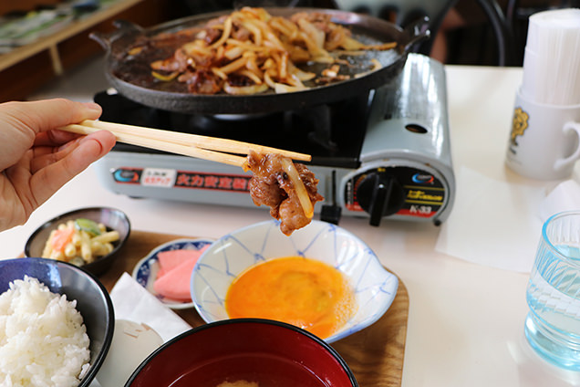 バラ焼き定食のお肉と卵