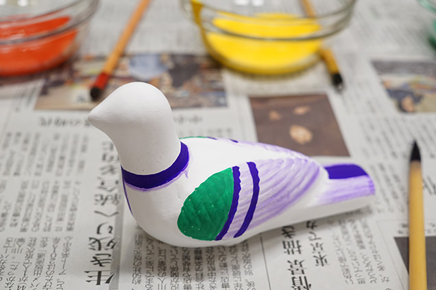鳩笛の絵付け体験途中