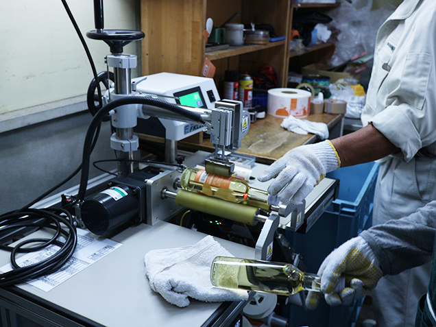 ワインのラベル貼り工程