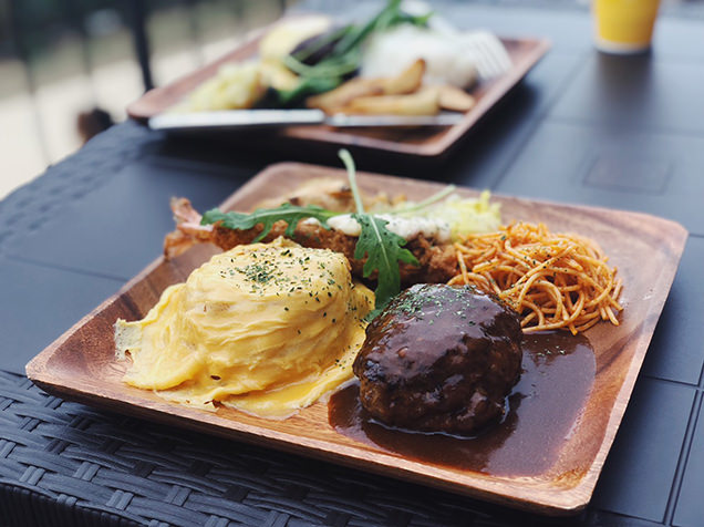 メッツァビレッジ　食事　ハンバーグの時間