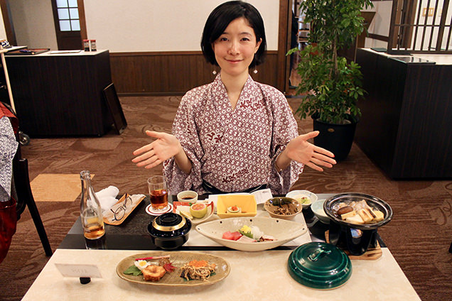 山水閣の夕食と筆者