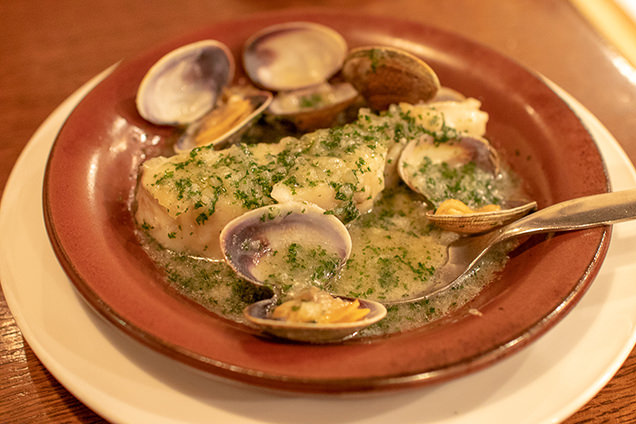 鱈とアサリのニンニクパセリソース バスク料理
