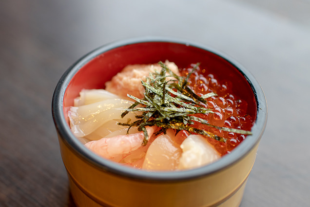 筆者が作った海鮮丼