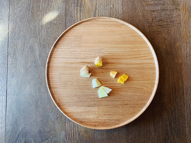 明るい黄色い方が春ウコン、オレンジ色に近い方が秋ウコン