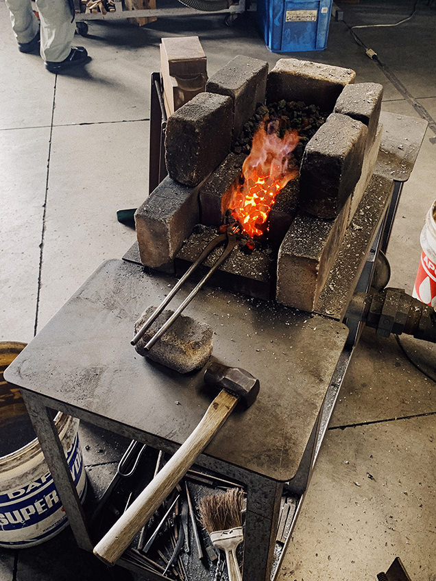 鉄に火を入れているところ